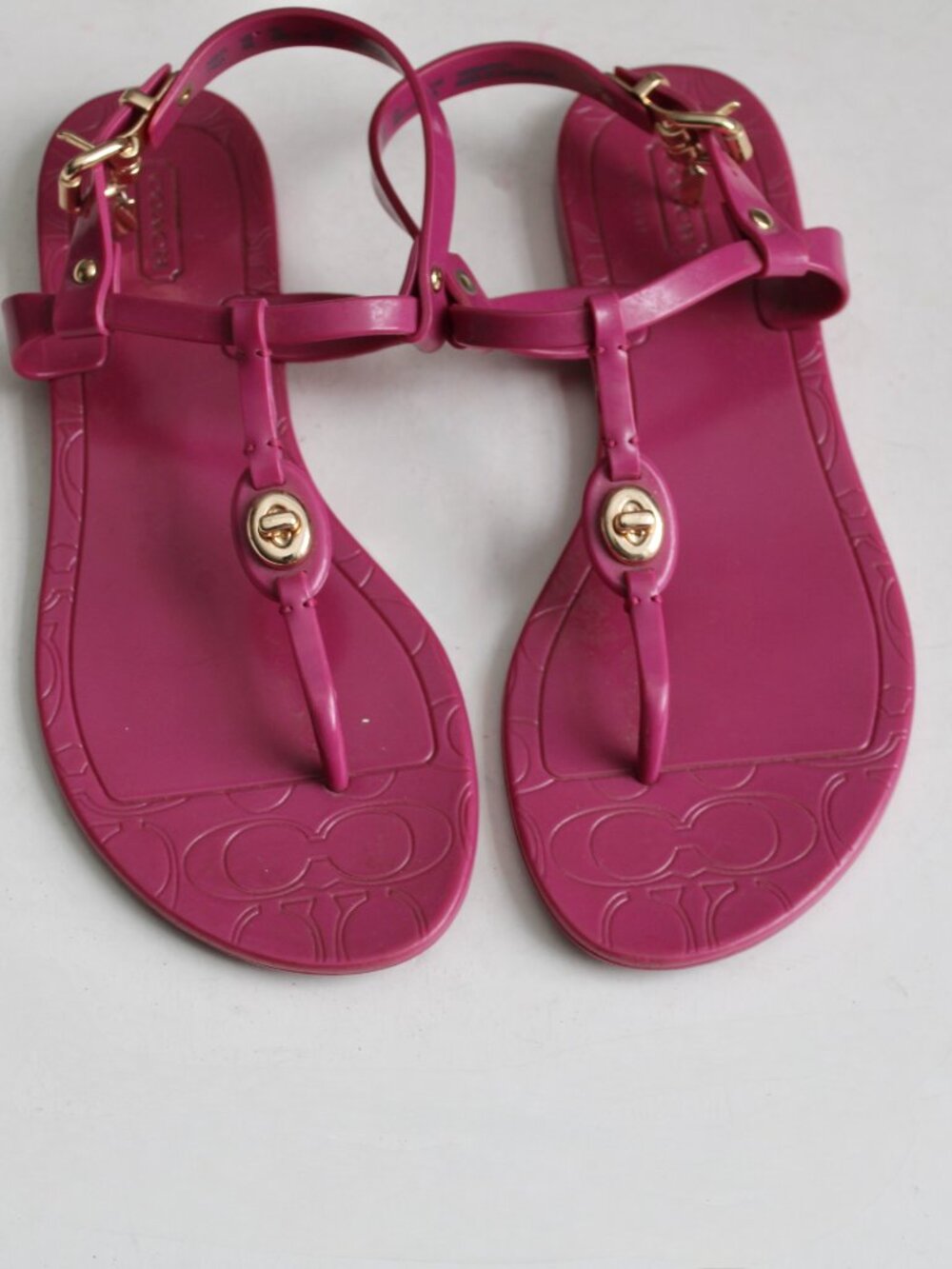 Coach Jelly Pink Pier Classic Gold Turnlock Accent Thong Sandals Size 6 - Picture 2 of 6
